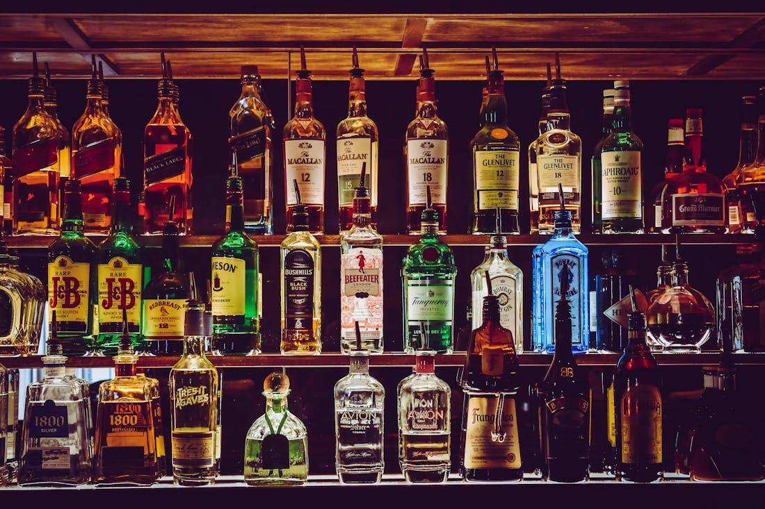 Coquetéis clássicos em um bar