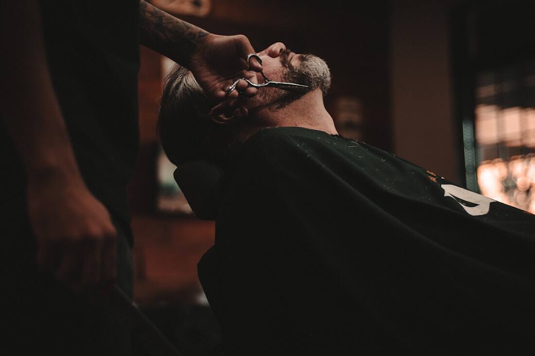Homem com cabelo bem penteado e finalizado