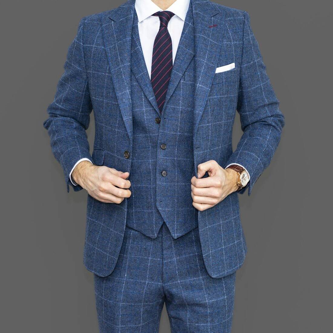 Homem em conjunto masculino elegante de alfaiataria