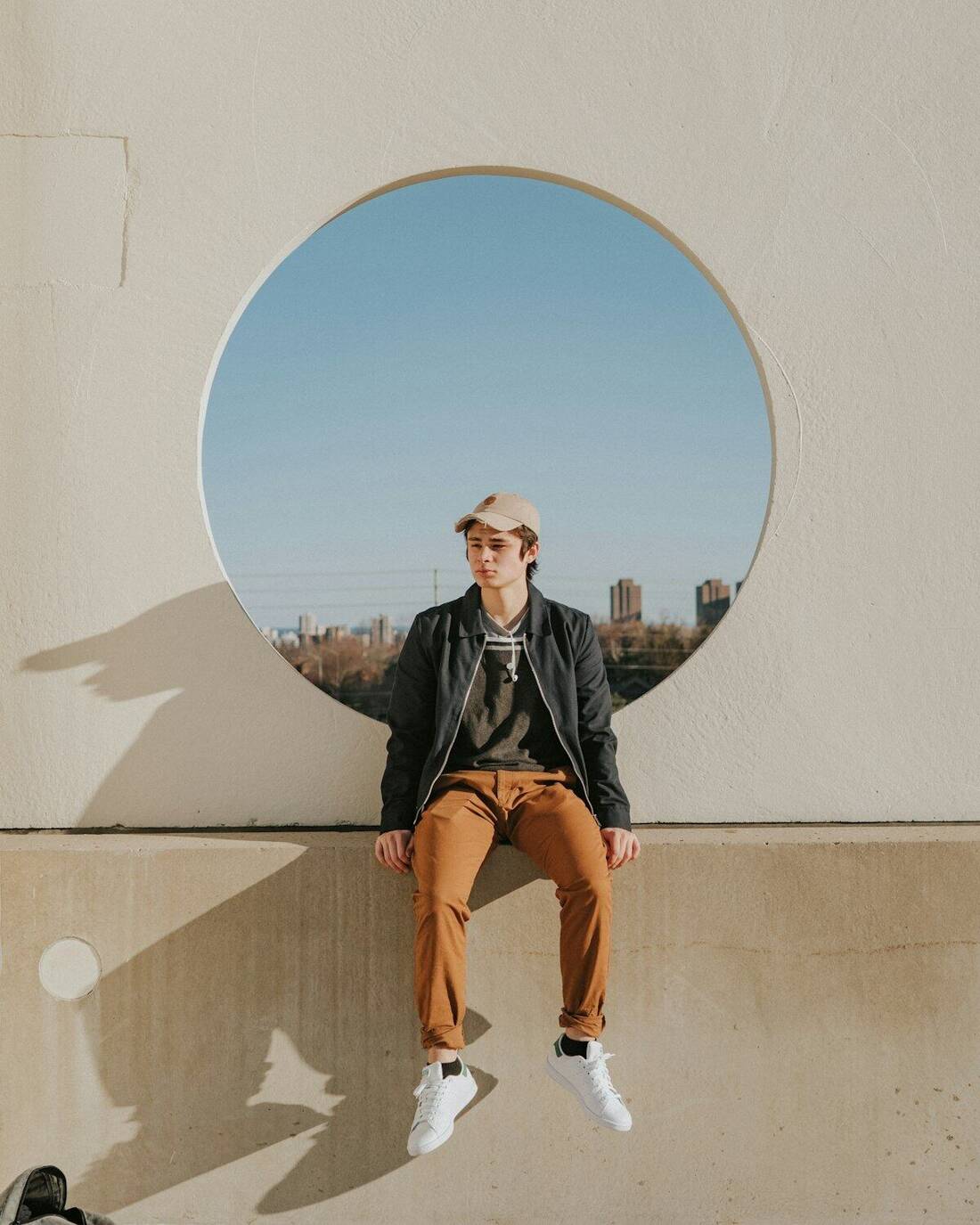Homem combinando cores neutras em um look masculino elegante