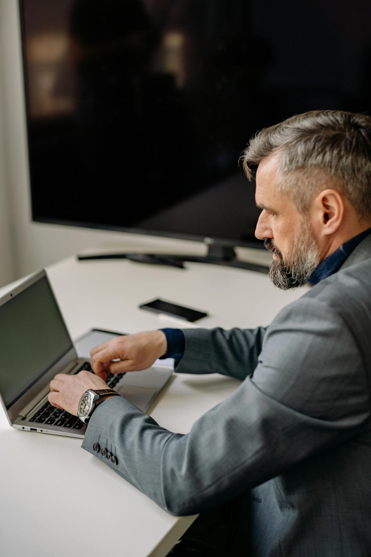 Homem aproveitando momento de lazer longe do ambiente de trabalho