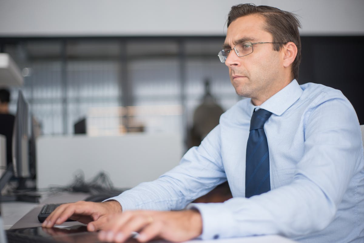 Homem firme diante de um horizonte vasto e indiferente