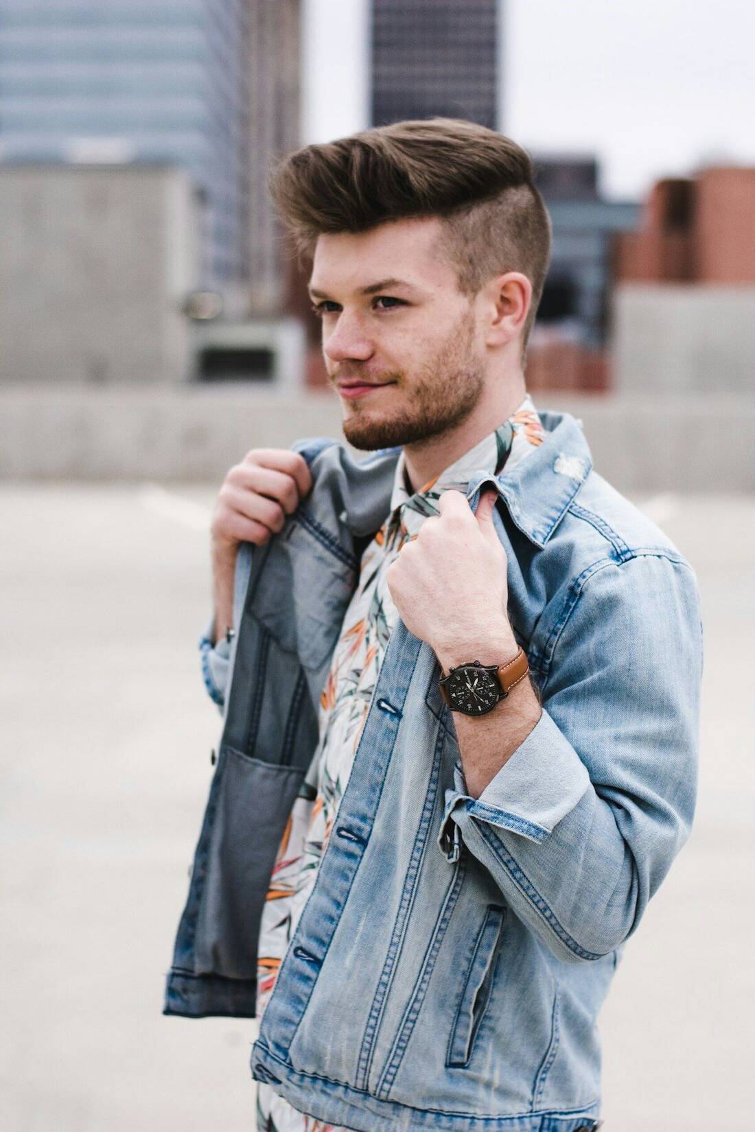 Peças de roupa masculina organizadas em um guarda-roupa cápsula