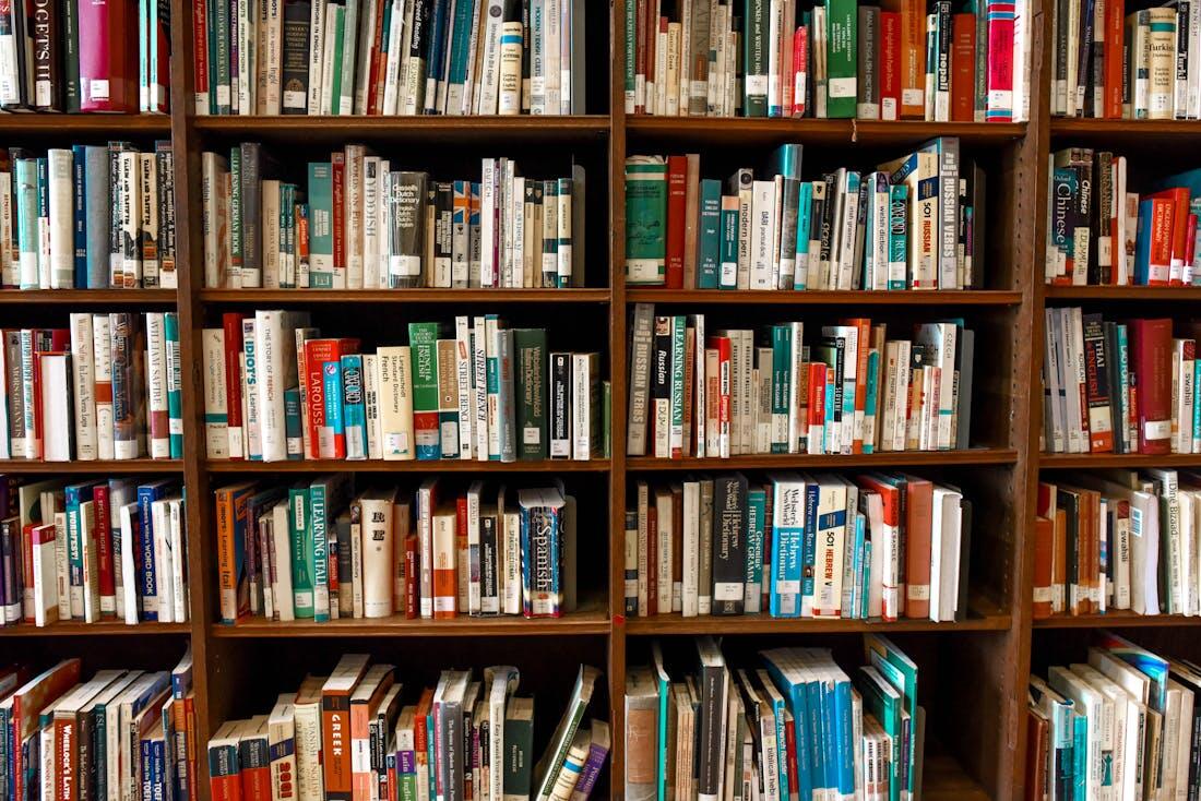 Estante de livros para o hábito de leitura