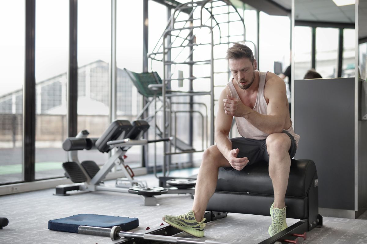 Homem fazendo exercicio de mobilidade de quadril