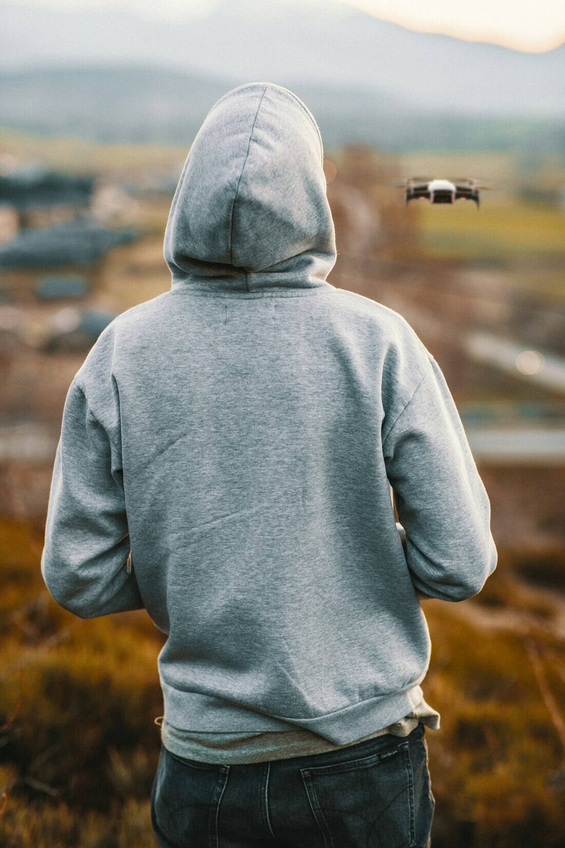 Homem usando moletom masculino com estilo casual