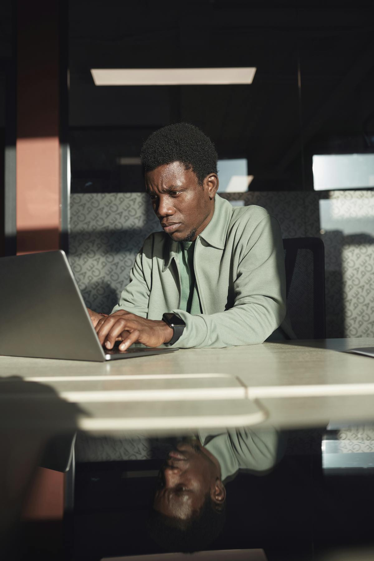 Homem diante de bifurcação simbolizando nova carreira