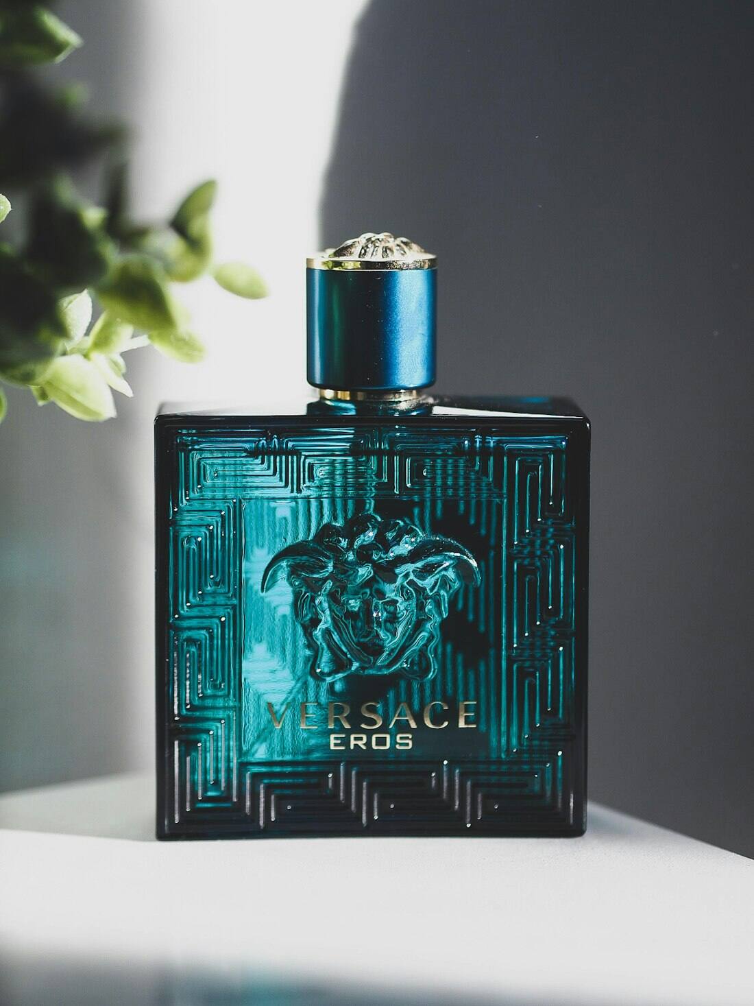 Homem aplicando perfume no pescoço