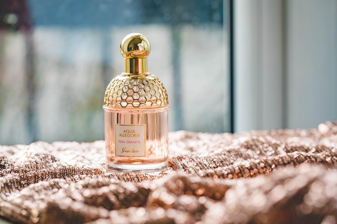 Frascos de perfume masculino sobre superfície de madeira