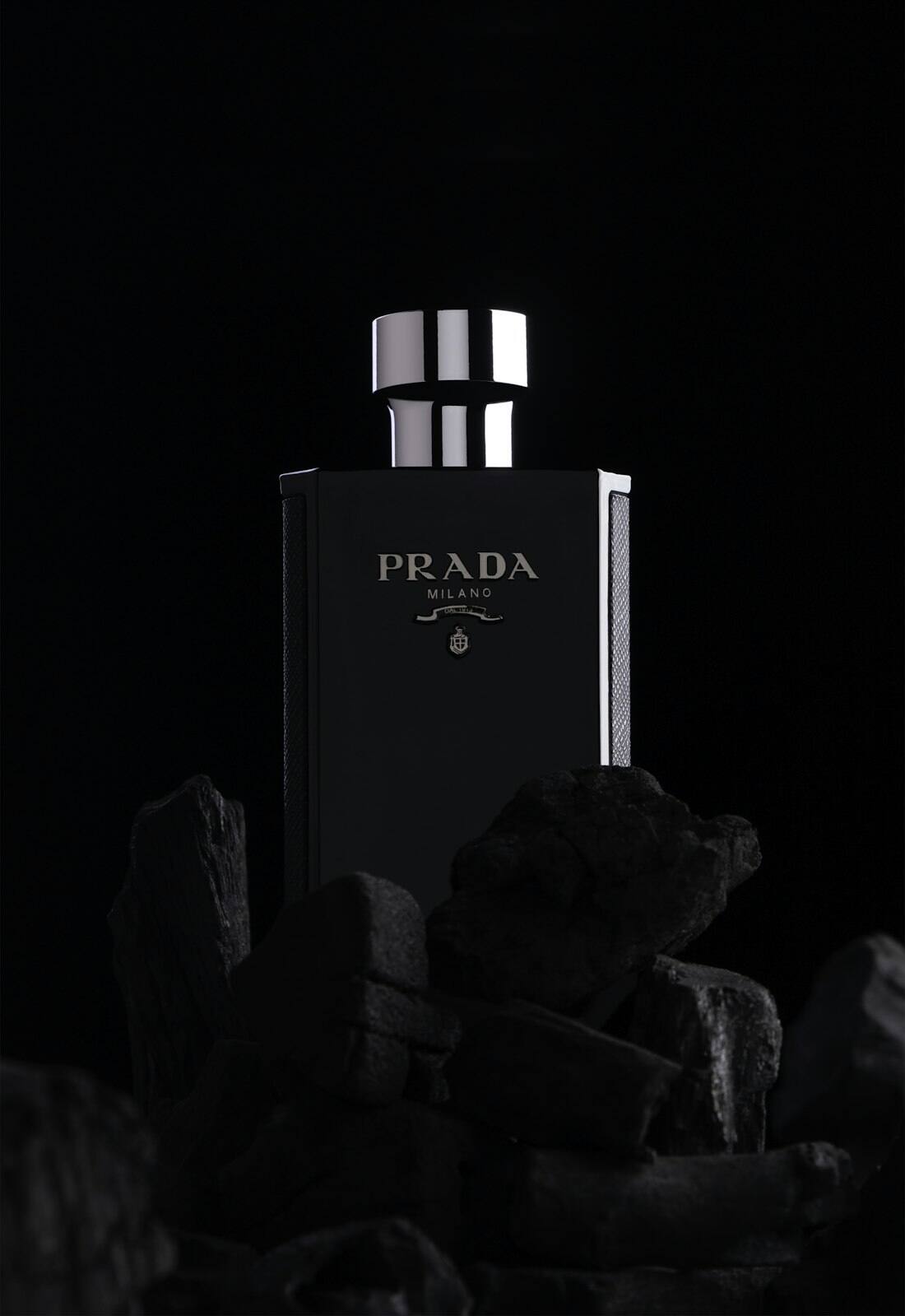 Frasco de perfume sofisticado em destaque